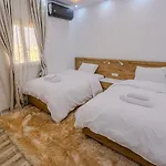 Chic Cozy Retreat With Jacuzzi Next To Auc