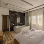 Chic Cozy Retreat With Jacuzzi Next To Auc