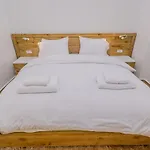 Chic Cozy Retreat With Jacuzzi Next To Auc