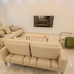 Chic Cozy Retreat With Jacuzzi Next To Auc