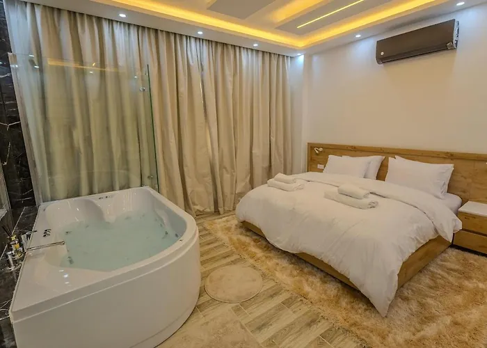 Chic Cozy Retreat With Jacuzzi Next To Auc
