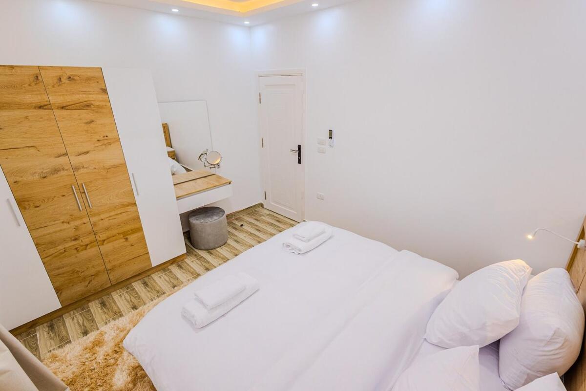 Chic Cozy Retreat With Jacuzzi Next To Auc