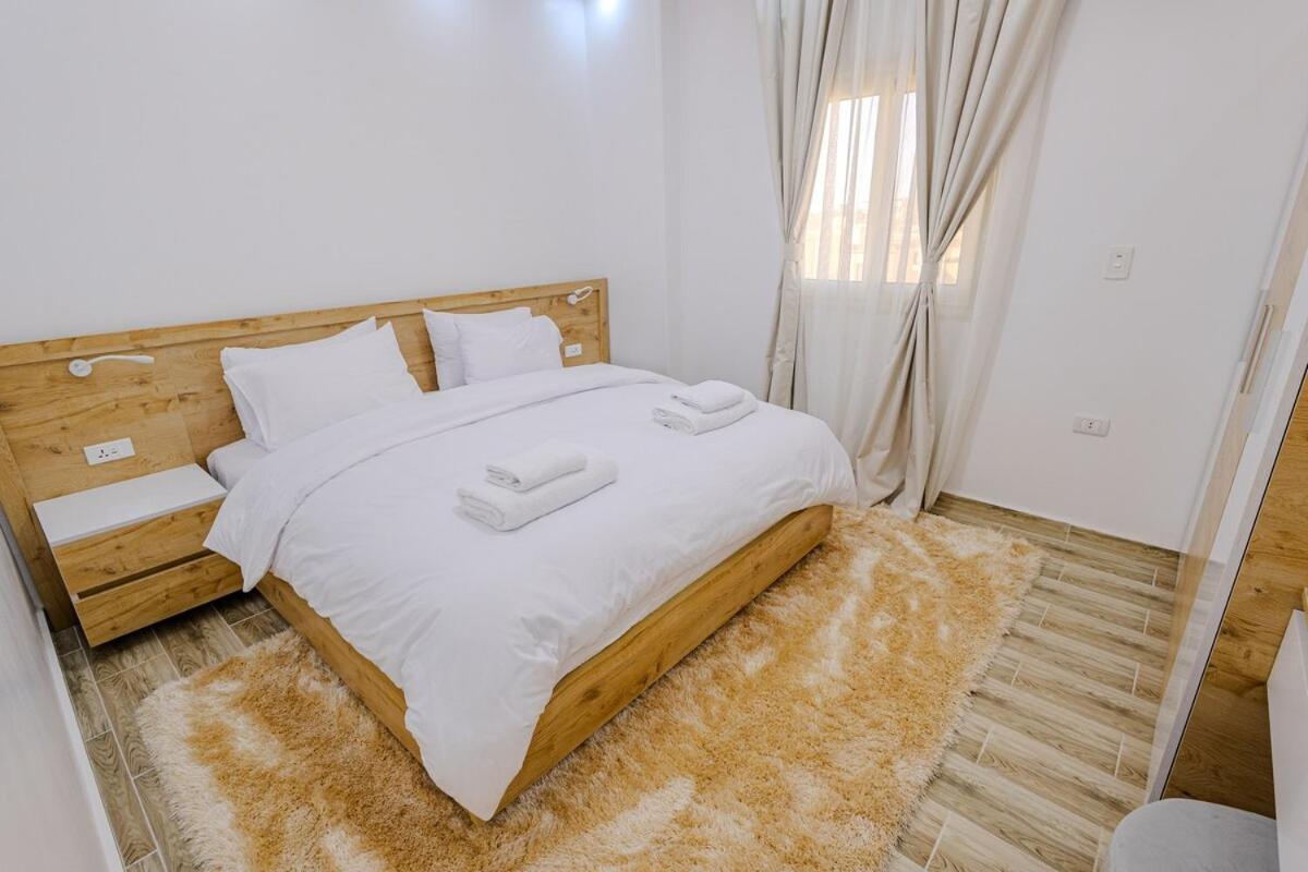 Chic Cozy Retreat With Jacuzzi Next To Auc
