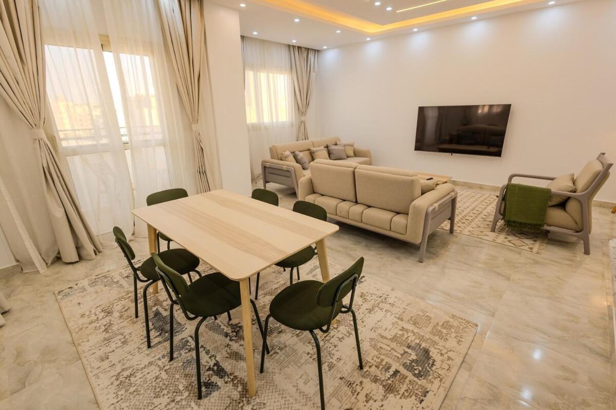 Apartment Chic Cozy Retreat With Jacuzzi Next To Auc